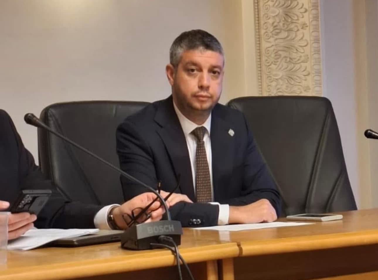 Deputatul Ştefan Ţintă cere clarificări premierului Ilie Bolojan despre o situație controversată.